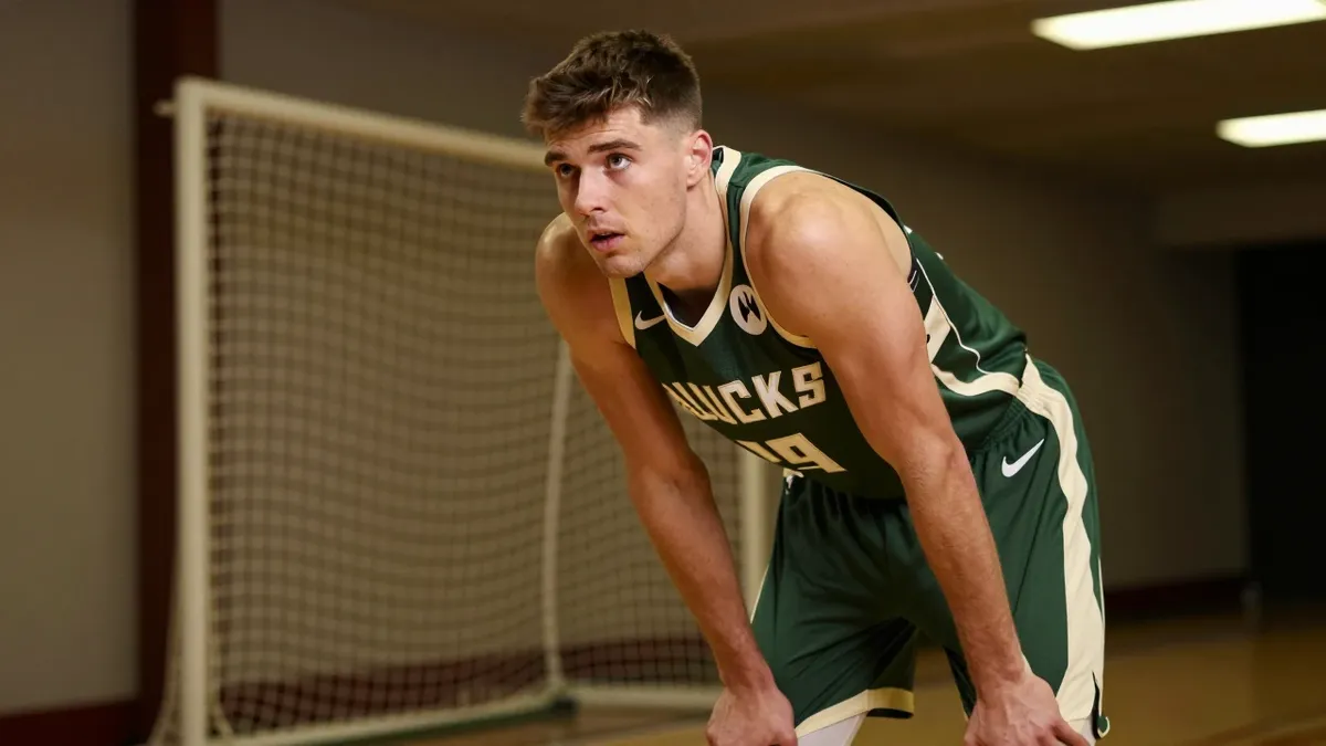 Milwaukee Bucks' Tyler Herro Recreates T.J. Ford's Iconic Baggy Shorts Photoshoot