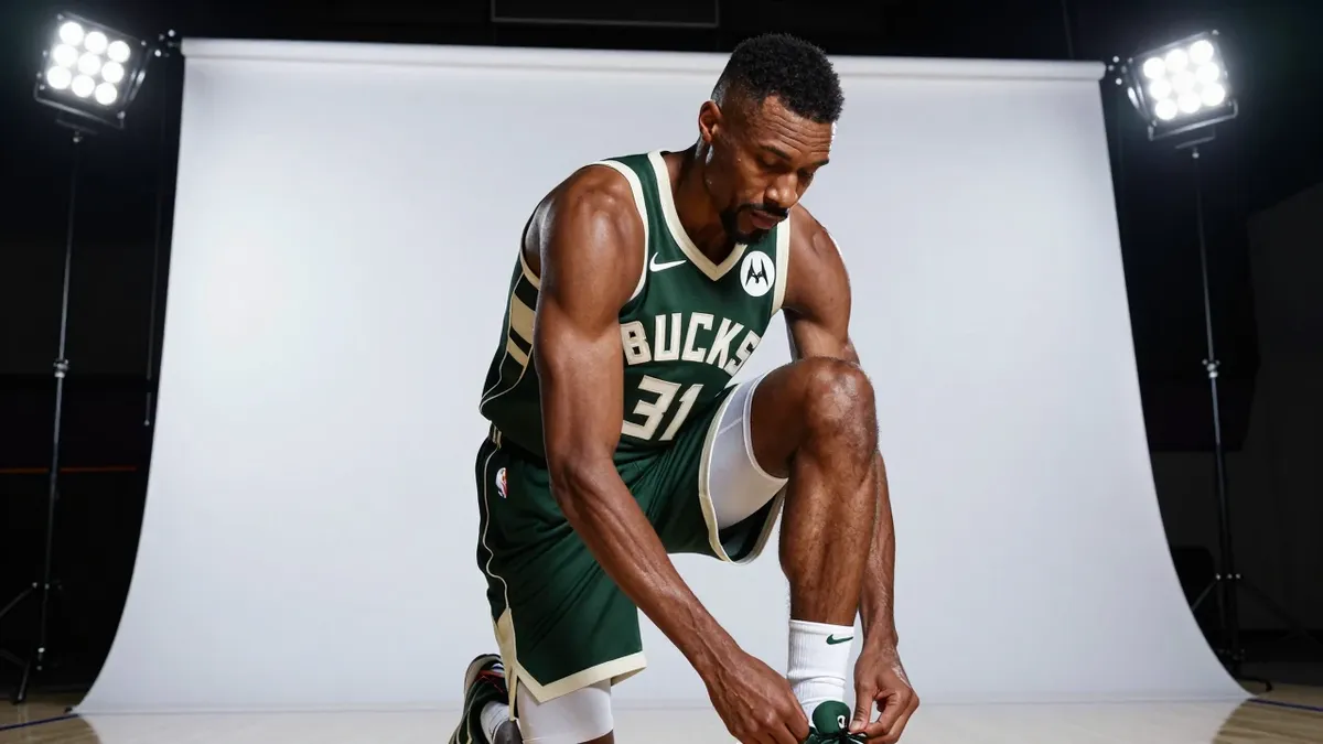 Milwaukee Bucks Legend Urges Fans to Support Giannis Antetokounmpo After Trade